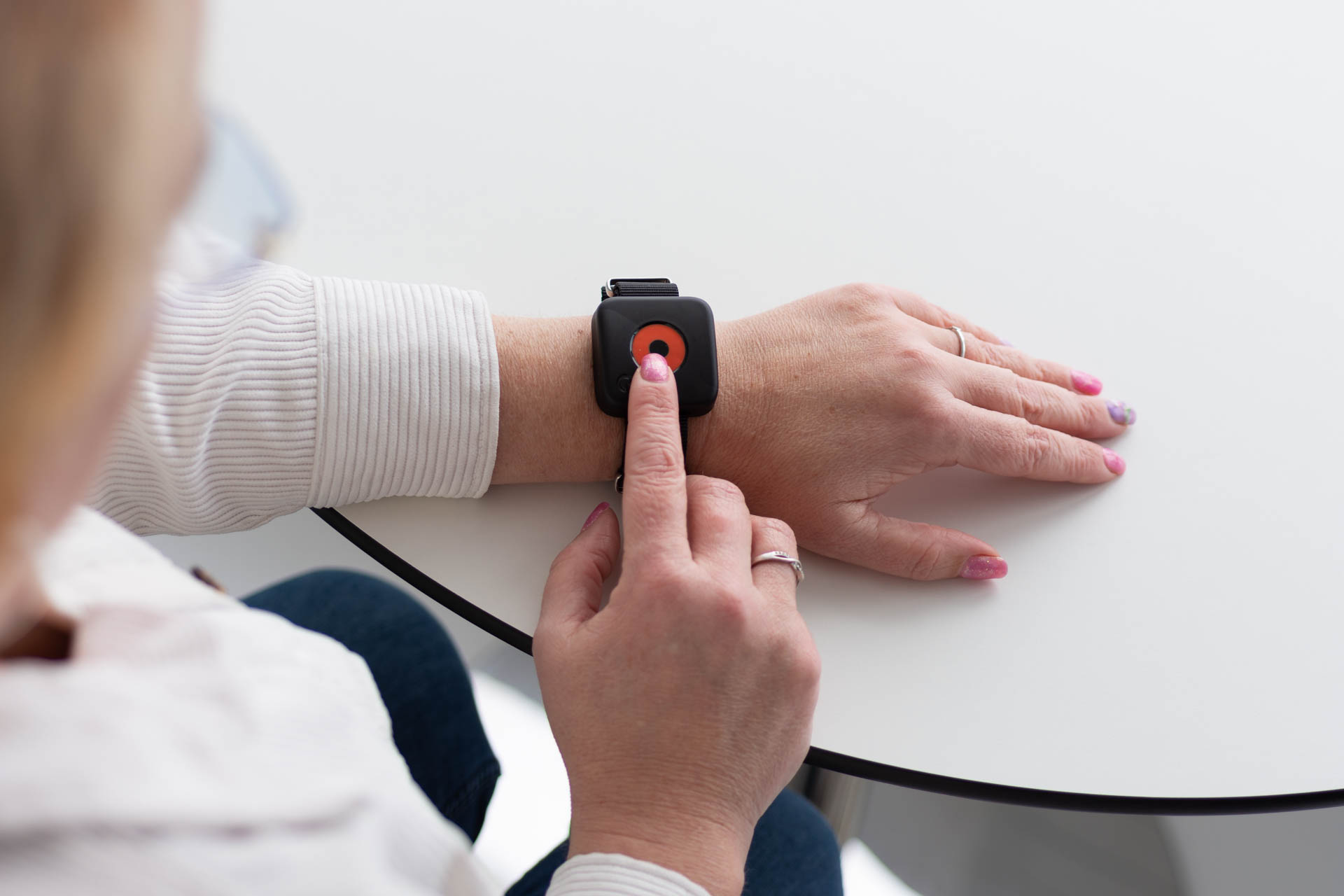 JA-157J Jablotron Funk-Panik-Taster als Armband, schwarze Ausführung, rote Taste wird gedrückt