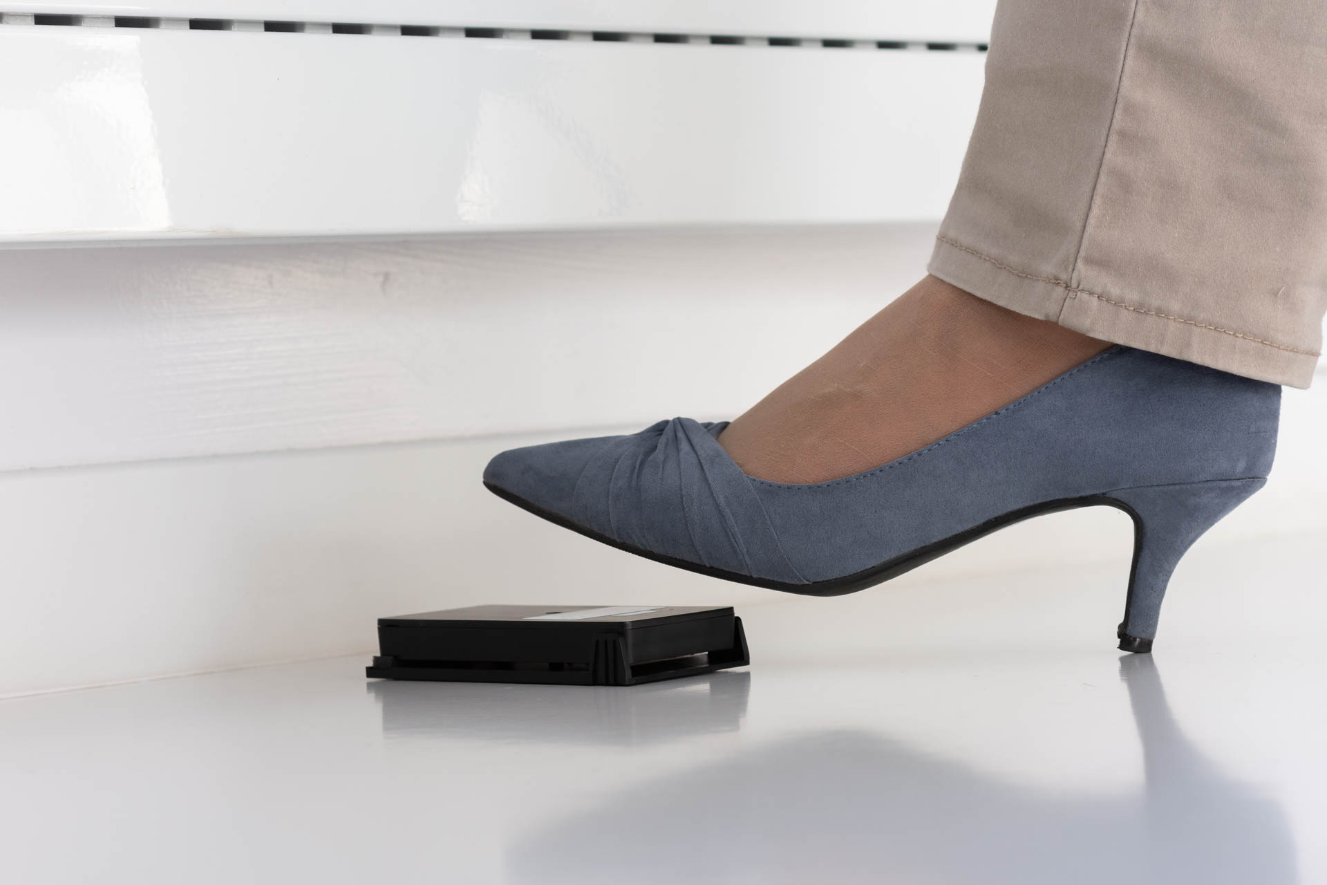 JA-156J Multifunktions-Funk-Paniktaster, schwarz, Bodenmontage, rote Taste wird gedrückt